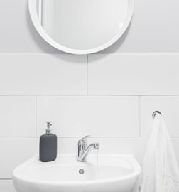 Ronde witte spiegel in de badkamer
